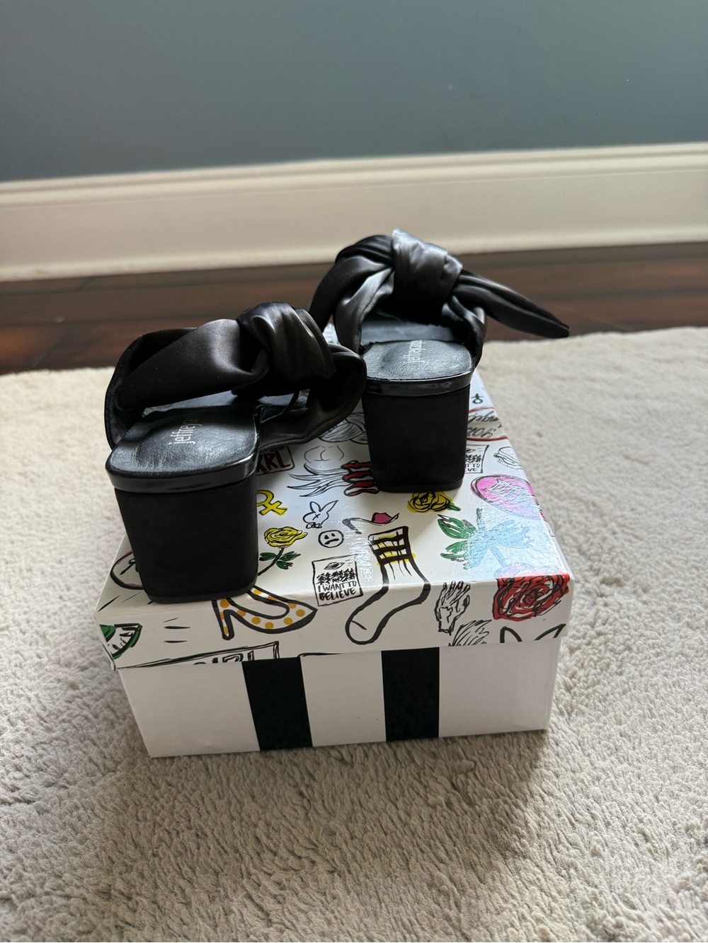 Jeffrey Campbell "Jenae-Tie" Black Patent & Satin Mules - Size 11 - Picture 8 of 11
